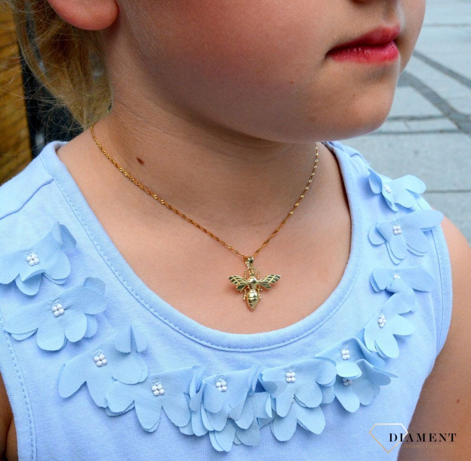 Złota zawieszka Pszczoła ZA 7017 333. Zawieszka złota Pszczoła próby 333. Złoty wisiorek w kształcie pszczoły. Wykonany ze złota próby 333. Wisiorek ten to idealny pomysł na prezent, którym wyjawimy swoje uczucia..jpg